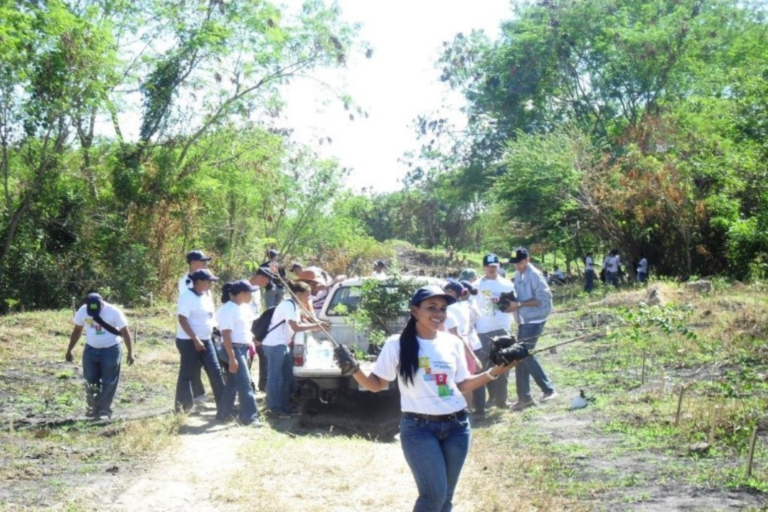 Sembrando Esperanza: FUNFODES y Voluntarios de la Sociedad Civil Lideran Jornada de Reforestación en San Juan de la Maguana