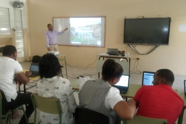 Capacitación en Herramientas Digitales para Docentes de Escuelas Públicas